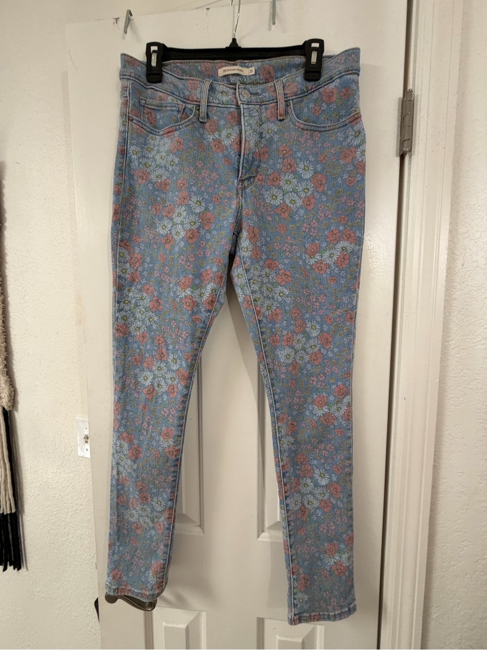 Levi 311 Megan Floral lightwash Skinny Shaping Jeans- Daisy & Floral  size 31